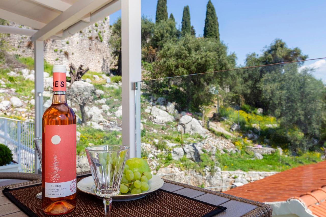 Solaris Methea- Luxury Central Villa By The Castle Kassiopi Exteriör bild