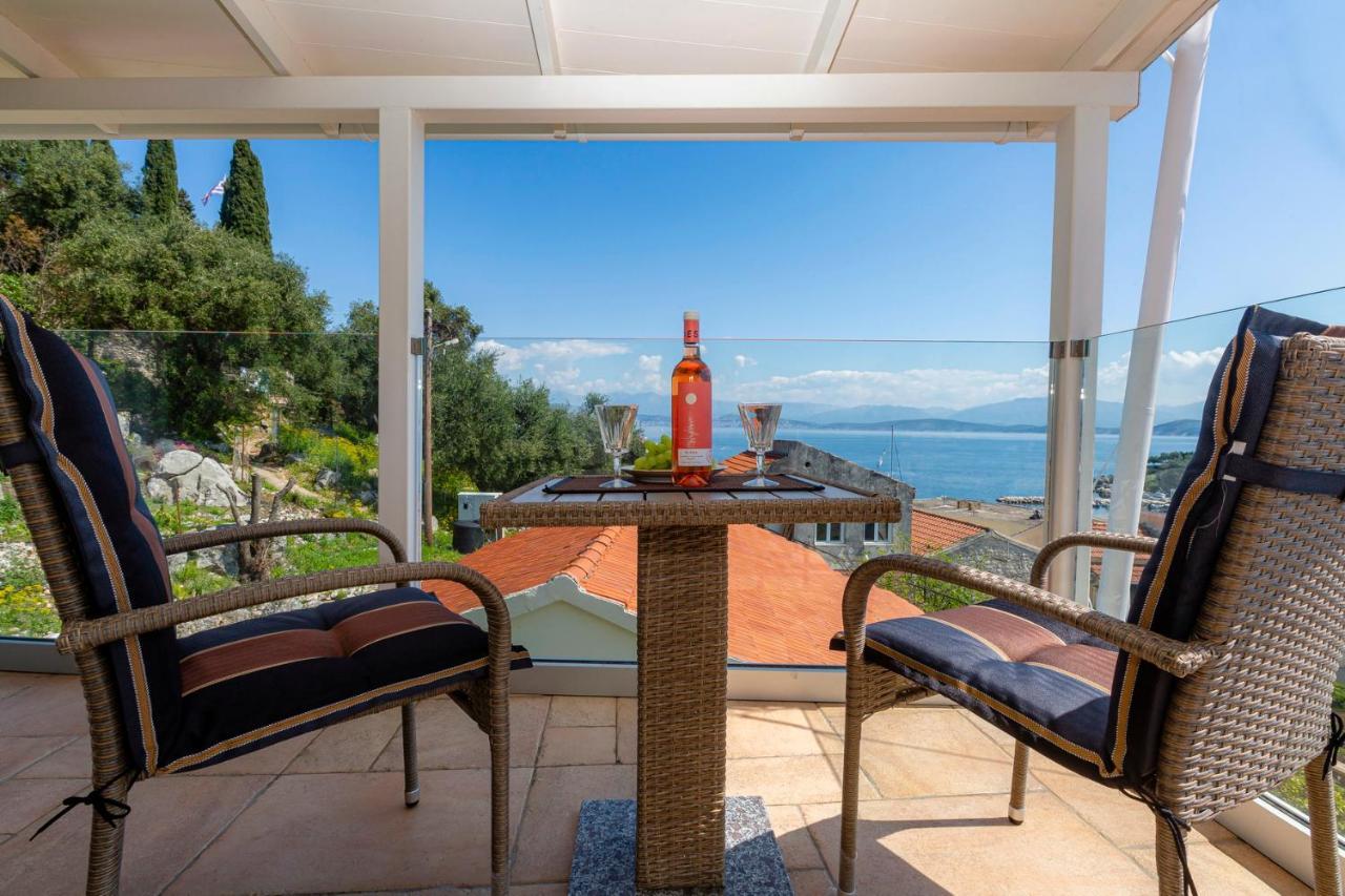 Solaris Methea- Luxury Central Villa By The Castle Kassiopi Exteriör bild