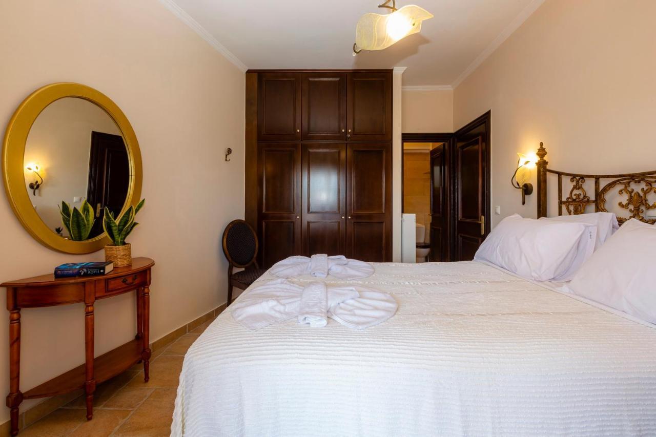 Solaris Methea- Luxury Central Villa By The Castle Kassiopi Exteriör bild